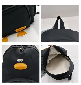 Dettaglio zaino nero con simpatico design di anatra, piedi gialli e ampio spazio interno.