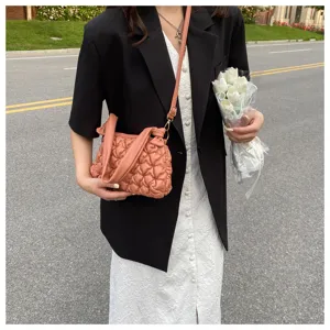Modische gesteppte Schultertasche für Damen, trendige Handtasche mit schickem Faltenmuster.