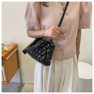 Schwarze geraffte Puffy Umhängetasche für Damen, modische Plissee Handtasche mit elegantem Griff.