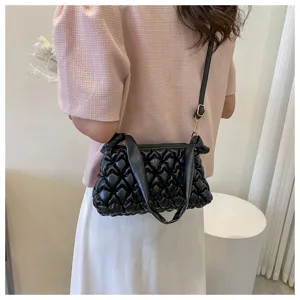 Modische schwarze gesteppte Kissen-Umhängetasche für Damen mit trendigem gerafftem Design.