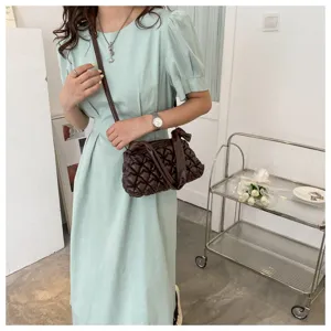 Modische Damen Umhängetasche mit schickem Plissee Puffy Design, vielseitig und lässig.