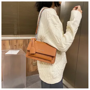 Women brown crocodile pattern shoulder bag stylish chain crossbody bag casual handbag detail