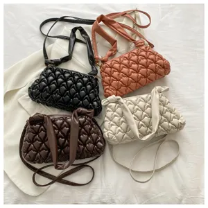 Trendige gesteppte Kissen-Umhängetaschen für Damen in mehreren Farben mit stylischen Knotengriffen.