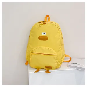 Vista dettagliata dello zaino giallo con simpatica anatra, borsa casual per studenti e scuola.
