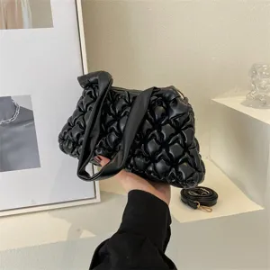 Schwarze plissierte Cloud Umhängetasche, stilvolle Kissen Handtasche mit verstellbarem Gurt.
