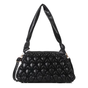 Schwarze gesteppte Puffer-Schultertasche mit modischem Knotenhenkel und weichem Wolkendesign.