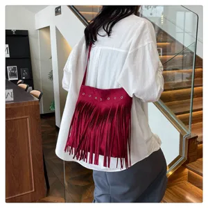 Red suede fringe shoulder bag for women, stylish large capacity crossbody bag for daily use.