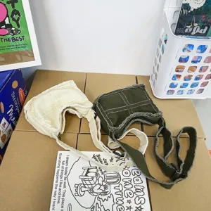 Détail du sac bandoulière en toile vintage avec bord brut rétro et bicolore pour femme.