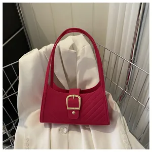 Borsa a spalla in feltro rosa vivo con fibbia dorata, borsa ascellare monocolore casual dettaglio.