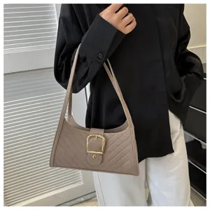 Dettaglio della borsa a spalla in feltro chic con elegante fibbia metallica e cuciture diagonali.