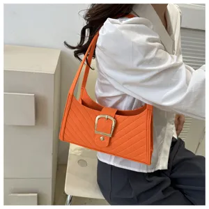 Vista dettagliata della borsa a spalla in feltro arancione con elegante fibbia in metallo interno.