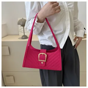 Borsa a spalla minimalista rosa in feltro, elegante borsa casual con dettaglio fibbia metallica.
