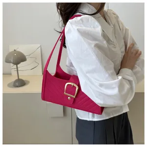 Borsa a tracolla in feltro rosa da donna, elegante borsa ascellare con fibbia dorata e cuciture.