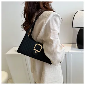Borsa a spalla minimalista in feltro nero da donna, design chic con dettaglio fibbia dorata.