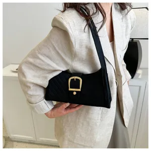 Borsa a spalla sotto il braccio in feltro nero con elegante fibbia dorata chic.