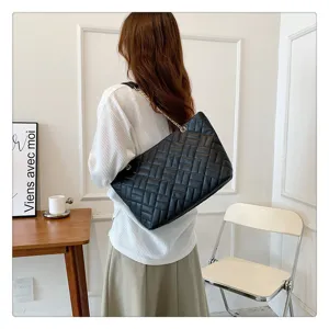 Black quilted tote bag with chain strap, large capacity vintage single shoulder bag for women.