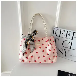 Sac cabas en velours côtelé rose avec imprimé fraise et joli foulard, sac d'épaule chic.