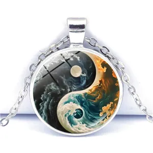 Nahaufnahme des Yin Yang Wellen Glas Edelstein Anhängers mit silberner Metallkette.