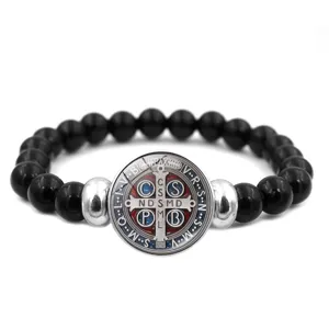 Détail de bracelet de perles médaille Saint Benoît, bijou religieux avec perles noires.