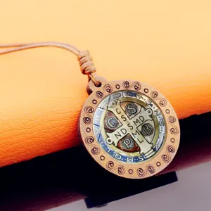 Collana con Pendente Medaglia San Benedetto in Legno Corda di Cera Cristallo Dettaglio