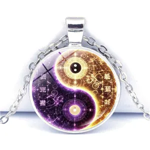 Detaillierte Nahaufnahme der silbernen Himmels Yin Yang Glas Cabochon Anhänger Halskette.