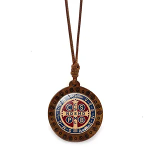 Collana con ciondolo medaglia San Benedetto in legno e cordoncino cerato, gioiello religioso.