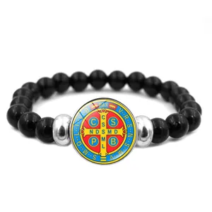 Gros plan detaillé montrant la médaille de Saint-Benoît et les perles noires.