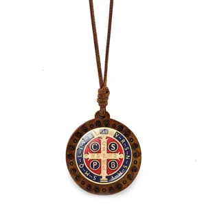 Collana con medaglia di San Benedetto in legno retro con cordino di cera, ciondolo religioso.