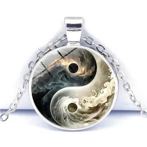 Nahaufnahme Detail der runden Kosmos Yin Yang Glas Cabochon Anhänger Halskette für Unisex.