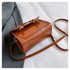 Sac bandoulière rétro marron pour femme, élégant sac en cuir PU avec boucle en métal chic.