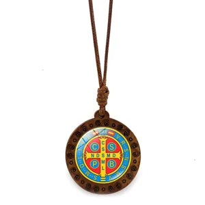 Collana con ciondolo in legno vintage con medaglia di San Benedetto su cordino di cera.