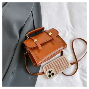Détail de sac bandoulière rétro marron, sac épaule en cuir PU style collège vintage.