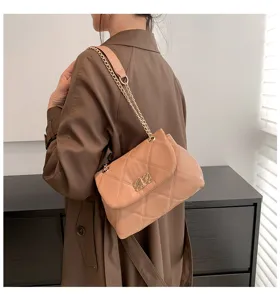 Fashion quilted shoulder bag with chain strap and twist lock for women commute daily use.