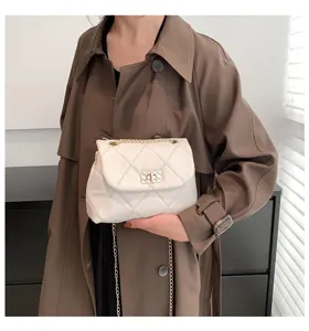 Detailed view of white quilted chain crossbody bag, elegant commuting style with gold hardware.
