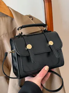 Sac à bandoulière chic en cuir PU noir pour femme, élégant sac à main rétro tendance.