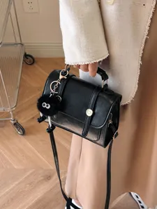 Élégant sac bandoulière rétro noir classique avec joli pendentif peluche pour femmes mode