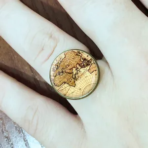 Bague cabochon verre carte du monde vintage bijoux metal bronze detail gros plan vue.