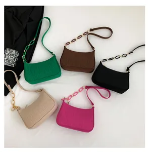Borsa a spalla in feltro alla moda con motivo pietra e tracolla a catena elegante