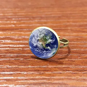 Détail de la bague vintage carte de la terre gemme temporelle avec bracelet en métal bronze.