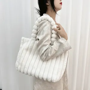Flauschige weiße Schultertasche Detailansicht, große Plüsch Tote Bag für Herbst Winter.