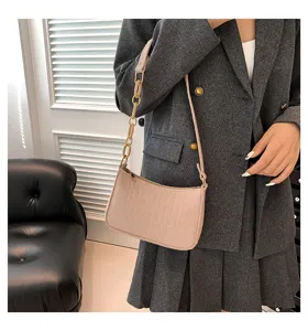Borsa a spalla chic rosa con stampa coccodrillo, elegante tracolla a catena spessa e design raffinato.