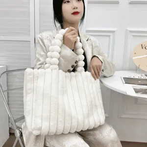 Detailansicht der weichen flauschigen Damen Plüsch Tote Tasche für Herbst und Winter.