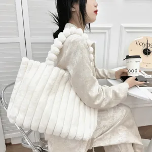 Schicke weiße Plüsch-Tote-Bag für Damen, große flauschige Umhängetasche Detail.