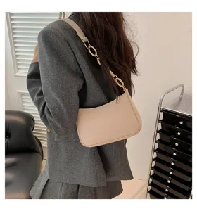 Vista dettagliata della borsa a spalla beige in ecopelle con motivo coccodrillo donna.