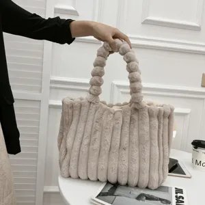 Plüsch Handtasche Detailansicht zeigt weiche Textur und den einzigartigen Henkelgriff.