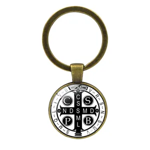 Antike Bronzeschluesselanhaenger St. Benedikt Medaille Glas-Cabochon Schluesselbund