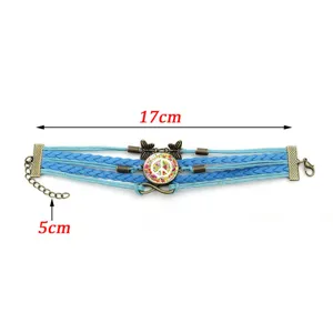 Bracciale in pelle multistrato intrecciato blu con ciondolo simbolo di pace e catena.