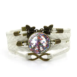 Bracciale in pelle intrecciata multistrato con ciondolo a farfalla simbolo di pace.