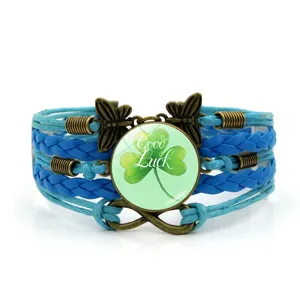 Bracciale in pelle intrecciata multistrato blu con ciondoli in bronzo e cabochon trifoglio vista principale