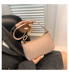 Borsa a spalla chic in feltro con motivo pietra e dettaglio catena da donna vista dettaglio